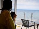 波の音に癒されながら、刻々と姿を変える富山の大自然を味わう、寛ぎのひととき。