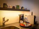 半露天付和モダン客室のミニキッチンには、九谷焼のカップにコーヒーメーカーも。