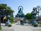 【高岡大仏】日本3大仏に数えられる。総高15.85m、坐像の高さ7.43mの青銅製の大仏。