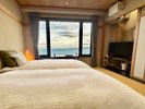 畳敷きのお部屋にツインベッドをご用意した寛ぎの客室。全室オーシャンビューの景色をお楽しみいただけます