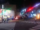 信号を直進してください(夜)