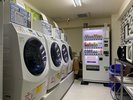 4階:ランドリー・自動販売機コーナー(製氷機・電子レンジ・使い捨てのカトラリーのご用意もございます)