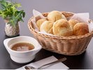 【洋朝食ブッフェ】世界から厳選した素材を使った「ル・パン神戸」の焼き立てパンをご用意。