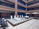 中庭の巨大チェス