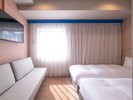 2 Beds Room w/sofa落ち着いた内装とソファで、プライベートな寛ぎを叶える客室。
