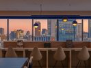 【宿泊者限定無料ラウンジ】夕焼けのオレンジ色に染まったシティビューを見ながら心地よい時間を