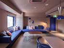 【宿泊者限定無料ラウンジ】奥にはソファ席もご用意