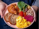 【翌8:00 朝食ブッフェ】野菜のグリルやキッシュなど、心と体が喜ぶ朝食で1日を笑顔でスタート