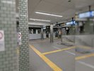 四つ橋線が見えましたら、右手に下りの階段があるので、降りて道なりに進んで四つ橋線をくぐってください。