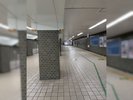 階段を上りましたら、通路が1本伸びておりますので、道なりにまっすぐ進んでください。
