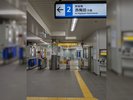 四つ橋線をくぐって階段を上りましたら、南西改札を出て右折してください。