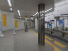 改札を出て右折し、券売機を過ぎて直進すると、地上への階段とエスカレーターがあります。