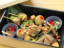 【ご夕食】色鮮やかな前菜盛り (一例)