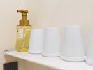 バスルームにハンドソープ、コップをご用意しております。