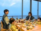 【展望レストラン】キッズチェアやお子様食器もご用意。ご家族連れにも安心です。