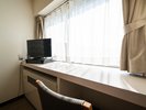 【シングルハイクラス】窓際の広いテーブルでデスクワークもできます。
