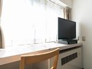 【ツインスタンダード】広いテーブルでデスクワークもできます。