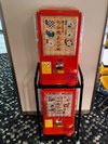九谷焼は、鮮やかな色使いと繊細で大胆な絵付けが特徴の伝統工芸品で、その魅力がミニサイズで楽しめます。