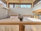 ガーデンコテージ・ドギーコテージには朝日が差し込む寝室をご用意しております。
