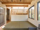 敷布団を敷いて過ごしいただける小上がりスペース。