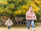 園内中央には、お子様も走り回って遊べるような広い芝生エリアがございます。