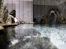 【生きた温泉】湯の花や温泉成分が付着したこだわりの岩風呂。循環なしの贅沢な源泉を心ゆくまで。