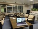 【全館高速Wi-Fi 6】湯上がりロビーもネット快適!各客室には便利なUSB充電電源を完備。