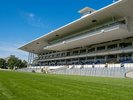 徒歩7分の函館競馬場。景色も最高!2026年で開設130周年を迎えた、日本最古の競馬場です。
