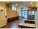 【1階レストラン】明るく清潔感あふれる会場。お一人様でも気兼ねなく過ごせるカウンター席も完備。