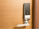【セキュリティ安心】カード式オートロック(一部客室シリンダー式)完備。女性の一人旅やカプセルも安全