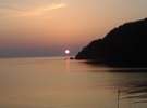 港をあんず色に染めて沈む夕日