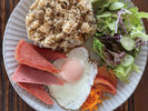 【朝食】ジューシーとポークたまご