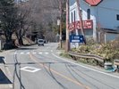 【当館までの道のり】交差点左折したらゆっくり進んで、50メートルほどで右折です。看板が目印です。
