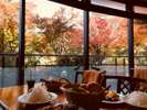 紅葉を見ながら朝食をどうぞ!