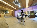 【ロビー】フロント前は愛犬と歩いて移動できます。(一例)※ロビー内はカートの利用をお願いいたします。