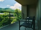 【客室温泉付き・デラックスガーデンビュー】客室から四季移ろう景色をお楽しみいただけます。