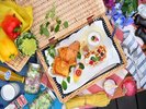 自然の中で迎える朝にぴったりの朝食バスケット一例