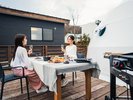 お天気のいい日ならプライベートのウッドデッキでのお食事もおすすめ