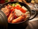 大海老と手羽先のビストロ鍋・占地・えのき・仙台麩(ダッチオーブン一例)