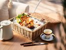 朝食は「朝食バスケット」または「本館バイキング」よりお選びください(グループ同一)