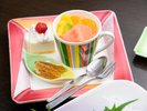 デザート:杏仁豆腐とケーキ、旬の果実を添えて
