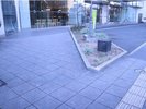 【バリアフリー対応 エントランススロープ】歩道からエントランスまで緩やかなスロープになっています。