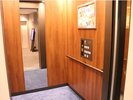 【バリアフリー対応 エレベーター内手すり】ホテルエレベーターには手すりがついています。