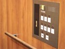 【バリアフリー対応 エレベーターボタン点字対応】エレベータ内のフロアボタンは点字でも案内しています。