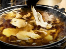 小麦粉を薄くのばした生地を手でちぎり根菜などと一緒に煮る郷土料理「ひっつみ」です。