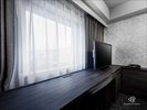 スーペリアダブルルームのデスクは広々ロングデスクです。