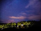 晴れた日の夜には、まるで降ってきそうな星空を観察できます。運が良ければ流れ星に出会えることも◎