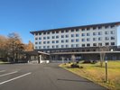 ホテル前に無料駐車場がございます。(収容可能台数:100台)