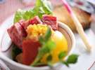 目でも楽しめるお料理。食べるのがもったいないくらいです。