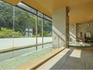 鴻朧館大浴場「銀波の湯」大きなガラス全面に映る落葉山の絶景を見ながらお楽しみください。